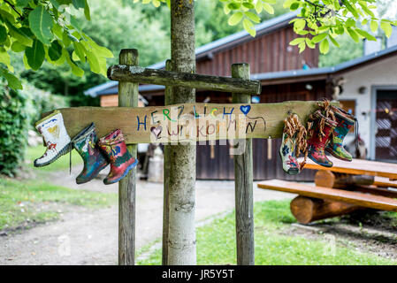 Party Label Gummistiefel unterzeichnen Holz Wald-Baum-Haus Herzlich Willkommen heißt willkommen Stockfoto