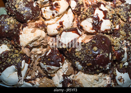 Kuchen mit Baiser und Schokolade Sahne hautnah Stockfoto