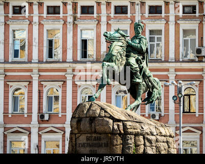 Denkmal Bogdan Khmelnitsky auf Sofijewskaja Platz, Kiew, Ukraine. Zynoviy Bohdan Khmelnytsky war eine ukrainische Hetman des Zaporozhian Wirtes des Cro Stockfoto