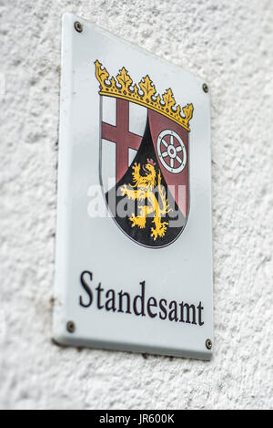 Blechschild montiert an Wand mit dem deutschen Wort Standesamt Übersetzung Standesamt Emblem der deutschen Region Rheinland Palatino Stockfoto