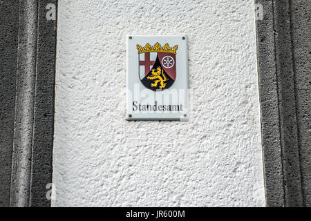 Blechschild montiert an Wand mit dem deutschen Wort Standesamt Übersetzung Standesamt Emblem der deutschen Region Rheinland Palatino Stockfoto