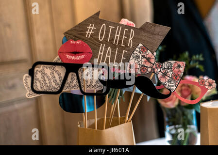 Retro-Party set, Brillen, Hüte, Lippen, Schnurrbärte, Masken für Design Foto Stand Party Hochzeit lustige Bilder Stockfoto