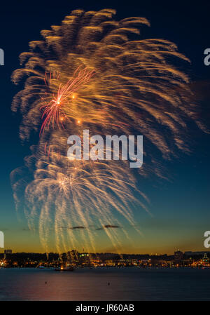 150. Kanadas. Jubiläum wurde durch ein spektakuläres Feuerwerk über Kempenfelt Bay in Barrie, Ontario, Kanada am 1. Juli 2017 gefeiert. Stockfoto