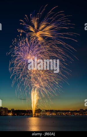 150. Kanadas. Jubiläum wurde durch ein spektakuläres Feuerwerk über Kempenfelt Bay in Barrie, Ontario, Kanada am 1. Juli 2017 gefeiert. Stockfoto