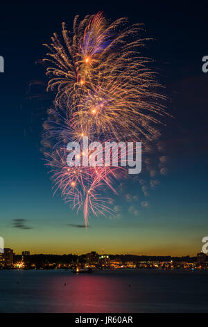 150. Kanadas. Jubiläum wurde durch ein spektakuläres Feuerwerk über Kempenfelt Bay in Barrie, Ontario, Kanada am 1. Juli 2017 gefeiert. Stockfoto