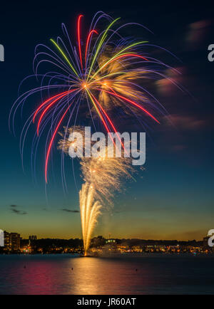 150. Kanadas. Jubiläum wurde durch ein spektakuläres Feuerwerk über Kempenfelt Bay in Barrie, Ontario, Kanada am 1. Juli 2017 gefeiert. Stockfoto