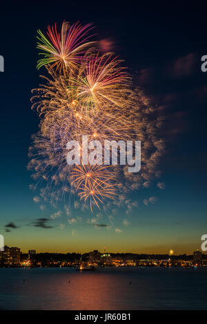 150. Kanadas. Jubiläum wurde durch ein spektakuläres Feuerwerk über Kempenfelt Bay in Barrie, Ontario, Kanada am 1. Juli 2017 gefeiert. Stockfoto