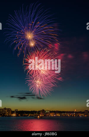 150. Kanadas. Jubiläum wurde durch ein spektakuläres Feuerwerk über Kempenfelt Bay in Barrie, Ontario, Kanada am 1. Juli 2017 gefeiert. Stockfoto