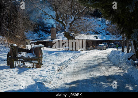 Wagen, Danseys Pass Coach Inn (1862) und im Winter Schnee, Danseys Pass, Central Otago, Südinsel, Neuseeland Stockfoto