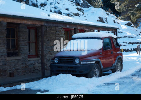 4WD geparkt im Schnee draußen Danseys Pass Coach Inn (1862), Danseys Pass, Central Otago, Südinsel, Neuseeland Stockfoto