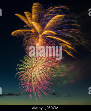 150. Kanadas. von einem spektakulären Feuerwerk in Barrie, Ontario, Kanada am 1. Juli 2017 wurde Jubiläum gefeiert. Stockfoto