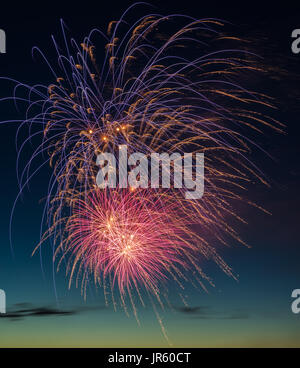 150. Kanadas. von einem spektakulären Feuerwerk in Barrie, Ontario, Kanada am 1. Juli 2017 wurde Jubiläum gefeiert. Stockfoto