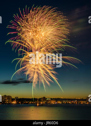 150. Kanadas. Jubiläum wurde durch ein spektakuläres Feuerwerk über Kempenfelt Bay in Barrie, Ontario, Kanada am 1. Juli 2017 gefeiert. Stockfoto