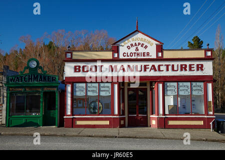 Strongs Uhrmacher Shop (erbaut Ende der 1860er Jahre) und historische I.N.P. Hjørring, Draper & Clothier, Boot Hersteller Shop (jetzt Naseby Museum), Naseby, Manio Stockfoto