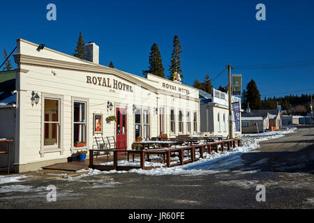 Royal Hotel (1878) und Maniototo County Council Büros (1878), im Winter, Naseby, Maniototo, Central Otago, Südinsel, Neuseeland Stockfoto