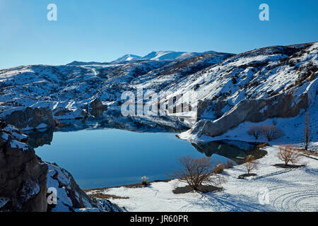 Schnee um blaue See, St. Bathan, Maniototo, Central Otago, Südinsel, Neuseeland Stockfoto