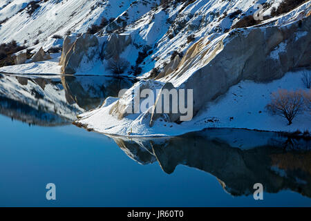 Schnee um blaue See, St. Bathan, Maniototo, Central Otago, Südinsel, Neuseeland Stockfoto