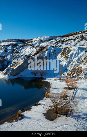 Schnee um blaue See, St. Bathan, Maniototo, Central Otago, Südinsel, Neuseeland Stockfoto