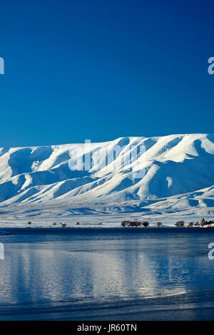Damm und Hawkdun Bereich fallen, im Winter, Maniototo, Central Otago, Südinsel, Neuseeland Stockfoto