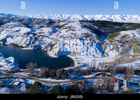 Schnee in Blue Lake, St Bathans, und Hawkdun Bereich, Maniototo, Central Otago, Südinsel, Neuseeland - Luftbild Drohne Stockfoto