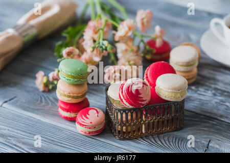 Liebe Geschenk mit Blumen und macarons Stockfoto