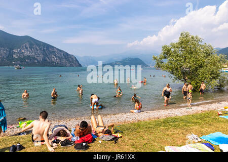 ISEO, Italien - 17. Juni 2017: Voll Sommerstrand am Iseo See, Iseo Stadt, Lombardei, Italien. Lago d ' Iseo und Lago Iseosee oder Sebino ist der 4. größte See Stockfoto