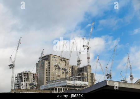 Turmdrehkrane auf die Skyline auf der teilweise gebauten neuen Southbank Tower Apartment Block Baustelle, South Bank, Southwark, London SE1 Stockfoto