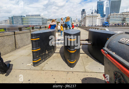 Anti-Fahrzeug-Barrieren errichtet auf dem Bürgersteig auf der Londoner Brücke im Stadtteil Bereich Southwark, London SE1 als Präventionsmaßnahme Terrorismus Stockfoto