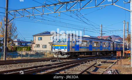 Fujikyuko Linie in Fujikawaguchiko, Japan. Die einzige Eisenbahnlinie der Yamanashi, Standort des Mount Fuji fünf Seen Stockfoto