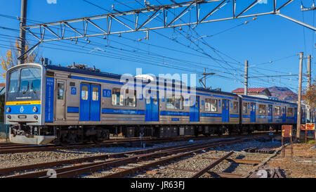 Fujikyuko Linie in Fujikawaguchiko, Japan. Die einzige Eisenbahnlinie der Yamanashi, Standort des Mount Fuji fünf Seen Stockfoto