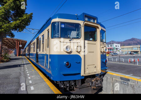 Fujikyuko Linie in Fujikawaguchiko, Japan. Die einzige Eisenbahnlinie der Yamanashi, Standort des Mount Fuji fünf Seen Stockfoto