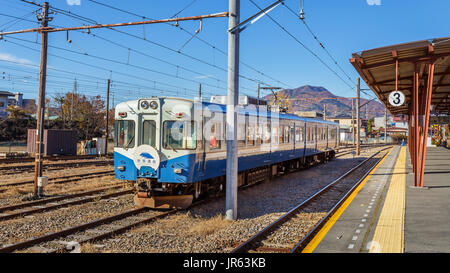 Fujikyuko Linie in Fujikawaguchiko, Japan. Die einzige Eisenbahnlinie der Yamanashi, Standort des Mount Fuji fünf Seen Stockfoto