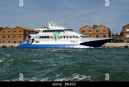 Venedig, Italien, 10. JUNI 2017: Blick auf den Katamaran Fähre Prinz von Venedig entlang des Canale della Giudecca in Venedig, Italien an einem sonnigen Nachmittag. P Stockfoto