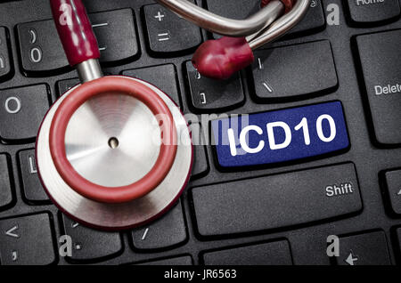 Internationale Klassifikation der Krankheiten und verwandter Gesundheitsprobleme 10. Revision oder ICD-10 und Stethoskop medizinische auf der Computertastatur. Stockfoto