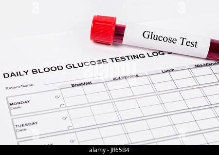 Täglich Blut-Glukose-Test und Probe Blut im Schlauch und Spritze. Blutzucker-Steuerungskonzept. Stockfoto