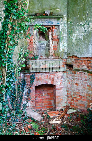 Bleibt der Kamine in die Reste der alten M&GN-Bahn Gebäude der ehemaligen Honen Station, Norfolk, England, Vereinigtes Königreich. Stockfoto