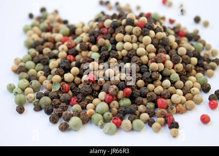 Stapel der Pfeffer mix auf weißem Hintergrund Stockfoto