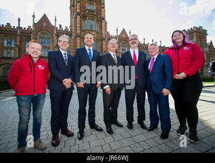 Irische Taoiseach Leo Varadkar (dritte links) ist am Queens University in Belfast von (links nach rechts) Studenten Gewerkschaftsvorsitzenden Sean Fearon begrüßt Professor David Jones, Präsident der Universität und Vice-Chancellor Professor James McElnay, Vizekanzler Richard Englisch, pro-Kanzler und Vorsitzender des Senats Stephen Prenter und ÖH Sozialarbeiterin Jessica Elder. Stockfoto