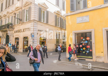 Street Scene vor angeletti und Louis Vuitton Stores Stockfoto