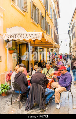 Touristen und römischen Familien Mittagessen im Restaurant alle muratte, Stockfoto