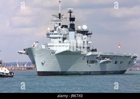 Royal Navy leichte Flugzeugträger HMS Illustrious in Portsmouth Hafen. Sie war ein Schwesterschiff der HMS Ark Royal. Stockfoto