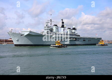 Royal Navy leichte Flugzeugträger HMS Illustrious in Portsmouth Hafen. Sie war ein Schwesterschiff der HMS Ark Royal. Stockfoto