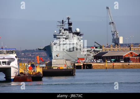 Royal Navy leichte Flugzeugträger HMS Illustrious in Portsmouth Hafen. Sie war ein Schwesterschiff der HMS Ark Royal. Stockfoto