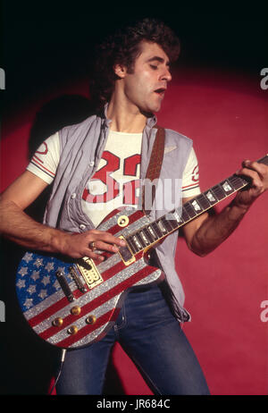 Der britische Songwriter und Interpret John Parr (St Elmo's Fire Film Soundtrack) 1985 mit Stars and Stripes Custom Les Paul Bühnengitarre. Aus einer 35-mm-Studiosession Transparency von David Kilpatrick. Song 'man in Motion' Nr. 1 in der US-Plakatwand Top 100, geschrieben von Parr (Text) und dem kanadischen Musiker David Foster. 2011 erschien er auf Parrs Album Letter to America. Stockfoto