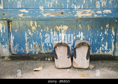 Geta Sandalen außerhalb ein altes Haus in Bise Dorf, Motobu, Okinawa, Japan Stockfoto