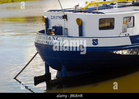 Die niederländische Ponton MV-Compliance, die sich auf ein schwimmendes Museum umgebaut wurde und am Kai bei Lanyon am Fluss Lagan in Belfas Anker Stockfoto
