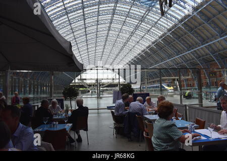 Weitwinkelaufnahme des St. Pancras Eurostar Platform, große Terrasse und gewölbten Dach von Carluccio es Restaurant, London. Stockfoto