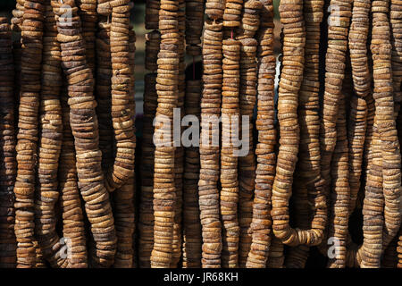 Getrocknete Bio Feigen (Ficus Carica) auf einem Straßenmarkt in Marokko. Stockfoto