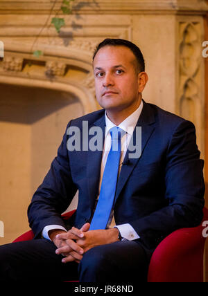 Irische Taoiseach Leo Varadkar in der Aula am Queens University in Belfast bei seinem ersten Besuch in Nordirland. Stockfoto