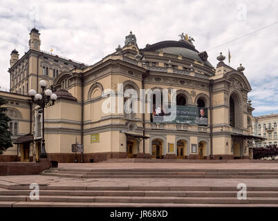KIEW, UKRAINE - 12. JUNI 2016: Außenansicht des Gebäudes der ukrainischen Nationaloper Taras Schewtschenko Stockfoto